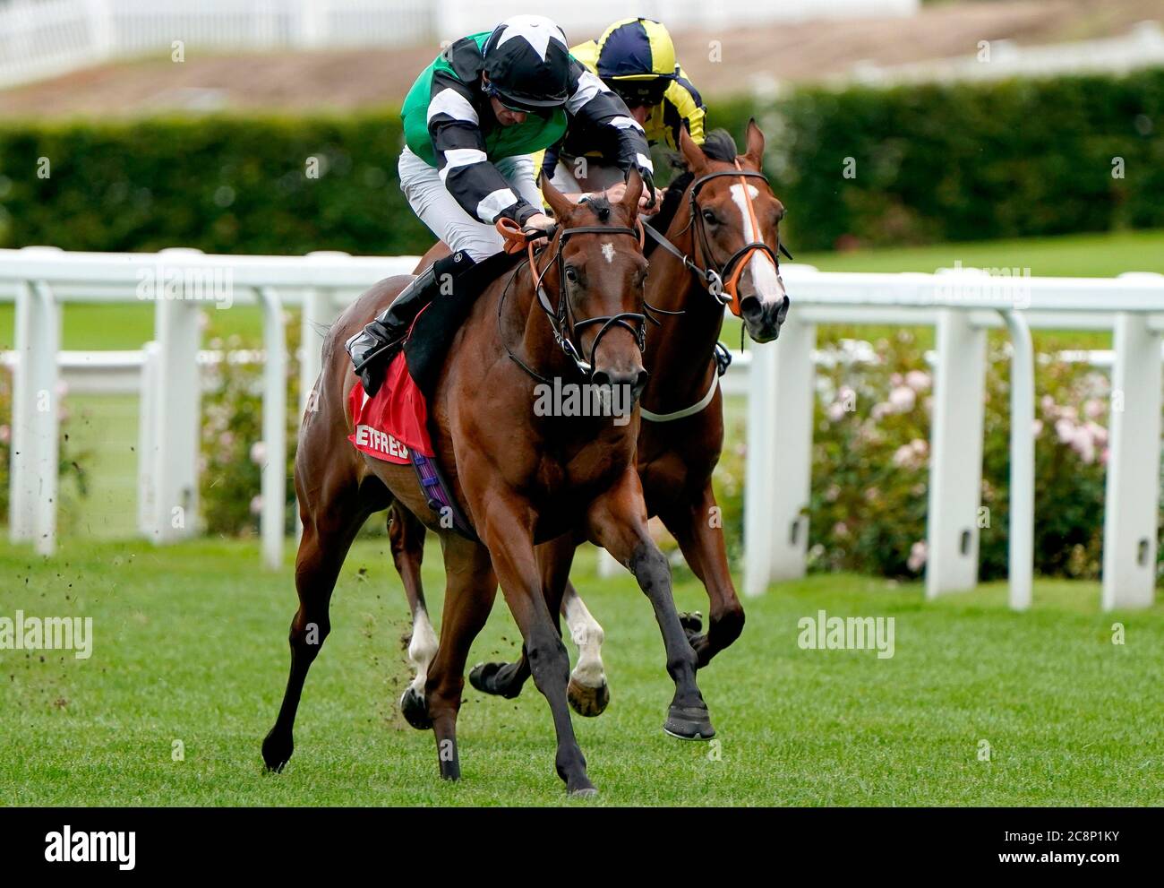 Santosha von Jockey Thomas Greatrex (links) geritten gewinnt die Prinzessin Margaret Betfred Stakes auf Ascot Racecourse. Stockfoto