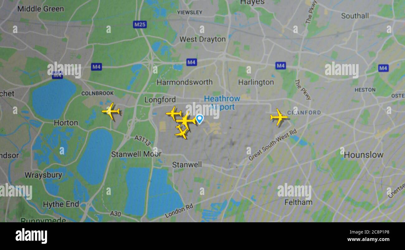 Flugverkehr über den Flughafen London Heathrow (25. juli 2020, UTC 21.03) im Internet mit Flightradar 24-Standort während der Coronavirus-Pandemie Stockfoto