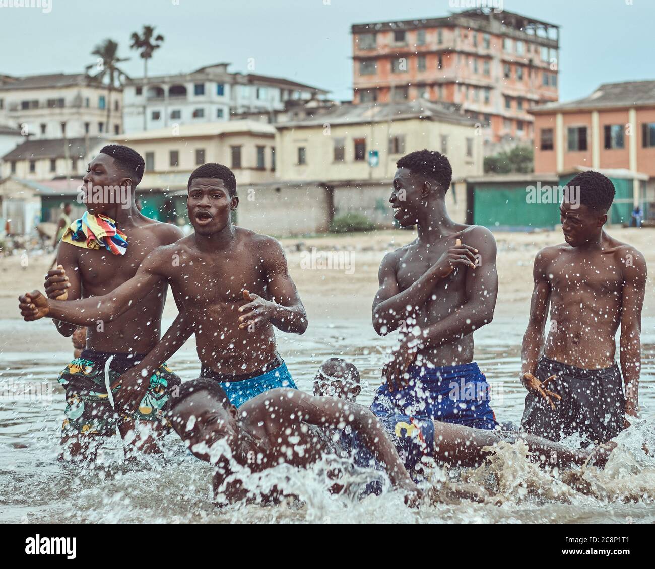 Jugendliche Jungen spielen in einem Fluss während Covd-19 Pandemie. Stockfoto