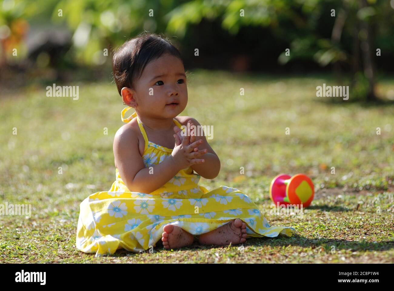 Mädchen, die in einem Park mit Spielzeug spielt, Indonesien Stockfoto