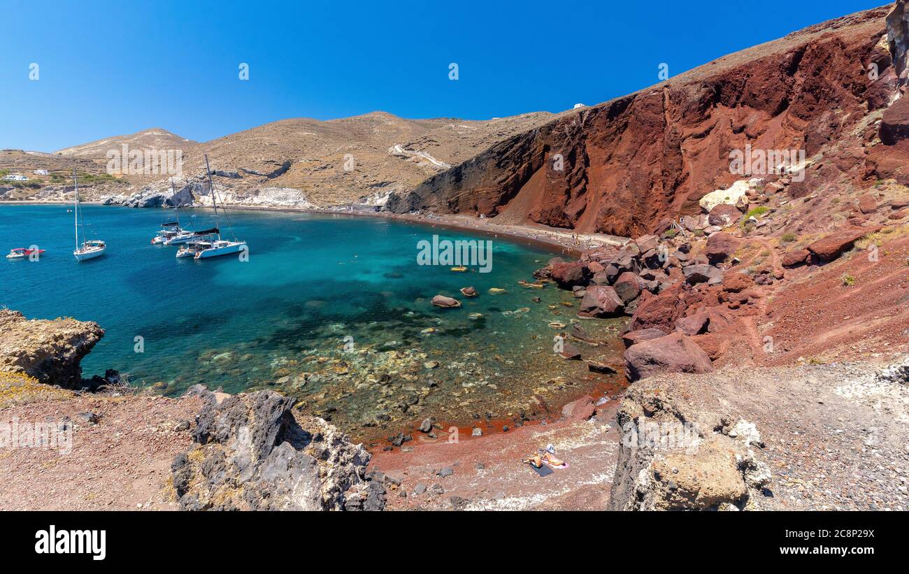 Roter Strand von Santorini bei Tageslicht Stockfoto