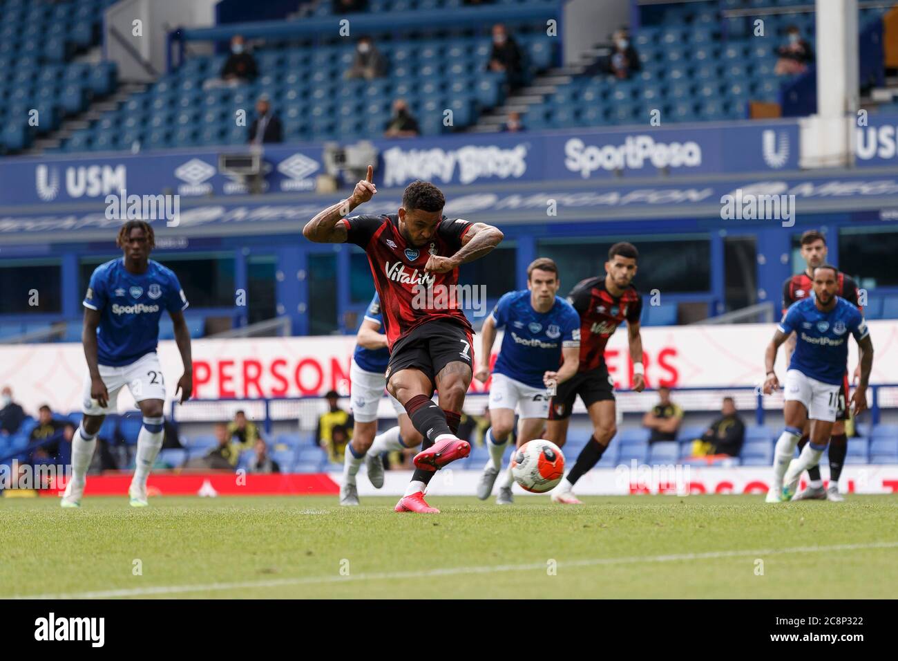 Liverpool, Großbritannien. Juli 2020. Joshua King of Bournemouth erzielt ihr erstes Tor, um die Punktzahl 0-1 aus dem Strafspot während der Premier League-Spiel zwischen Everton und Bournemouth in Goodison Park am 26. Juli 2020 in Liverpool, England zu machen. (Foto von Daniel Chesterton/phcimages.com) Quelle: PHC Images/Alamy Live News Stockfoto