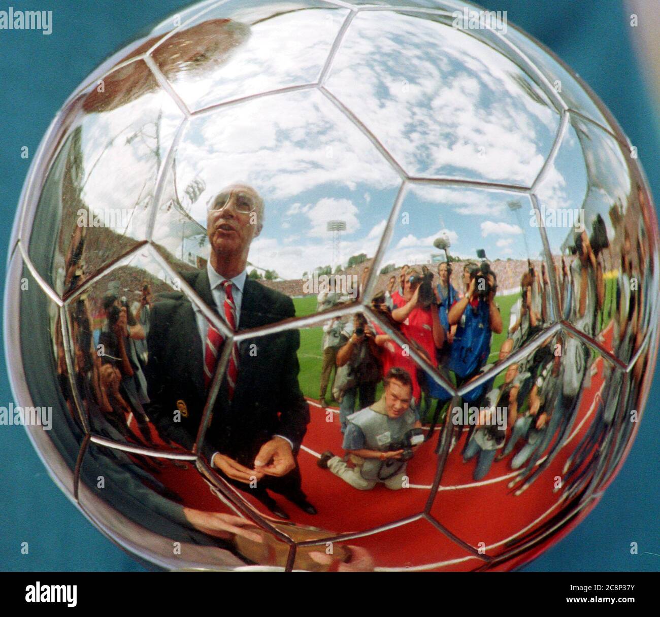 Olympiastadion München Deutschland 4.8.2001, Fußball: 1. Bundesliga, FC Bayern München (FCB, rot) gegen Schalke 04 (S04, weiß) 3:0 – Franz BECKENBAUER spiegelt sich in der Trophäe des deutschen Fußballers des Jahres wider Stockfoto