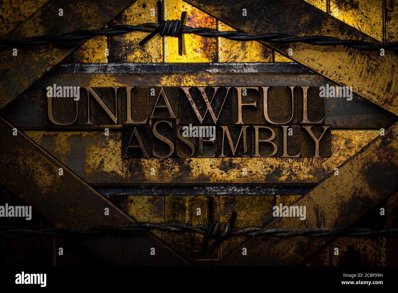 Unlawful Assembly Text mit echten authentischen Satzbuchstaben auf vintage texturierten Silber Grunge Kupfer und Gold Hintergrund gebildet Stockfoto