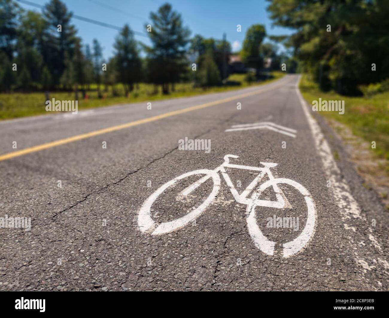 Schild des Radweges auf dem Bürgersteig in der Landschaft von Quebec, Kanada Stockfoto
