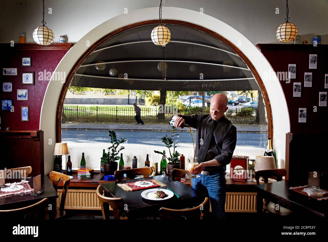 Bier und Essen im Restaurant De klomp, das von einer holländischen "bruin Bar" mit Speisen aus der Gegend und Bier aus der ganzen Welt inspiriert ist. Foto Jeppe Gustafsson Stockfoto