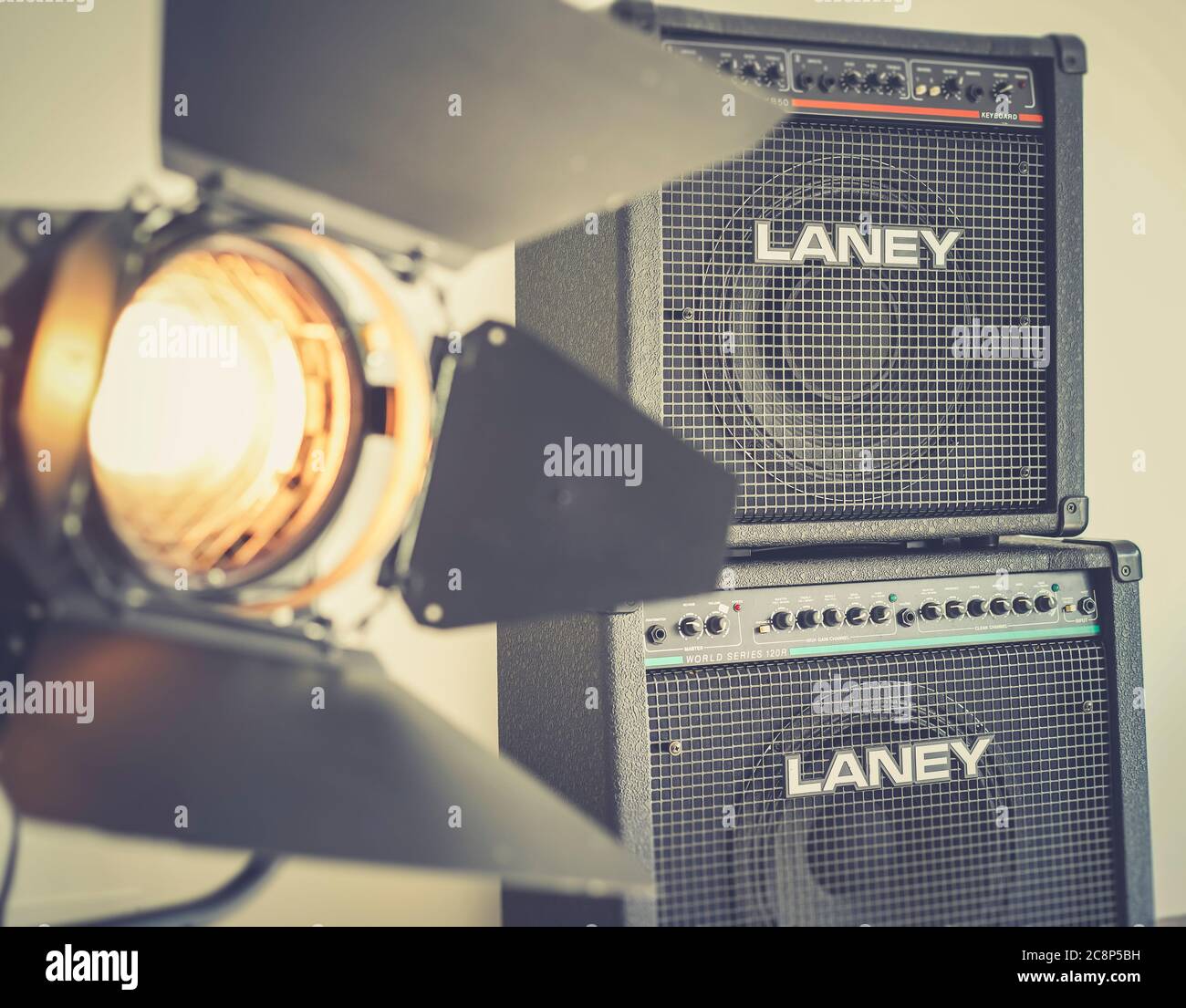 Theater im Retro-Look, Bühnenstrahler und Verstärker. Konzeptmusik im Rampenlicht. Stockfoto