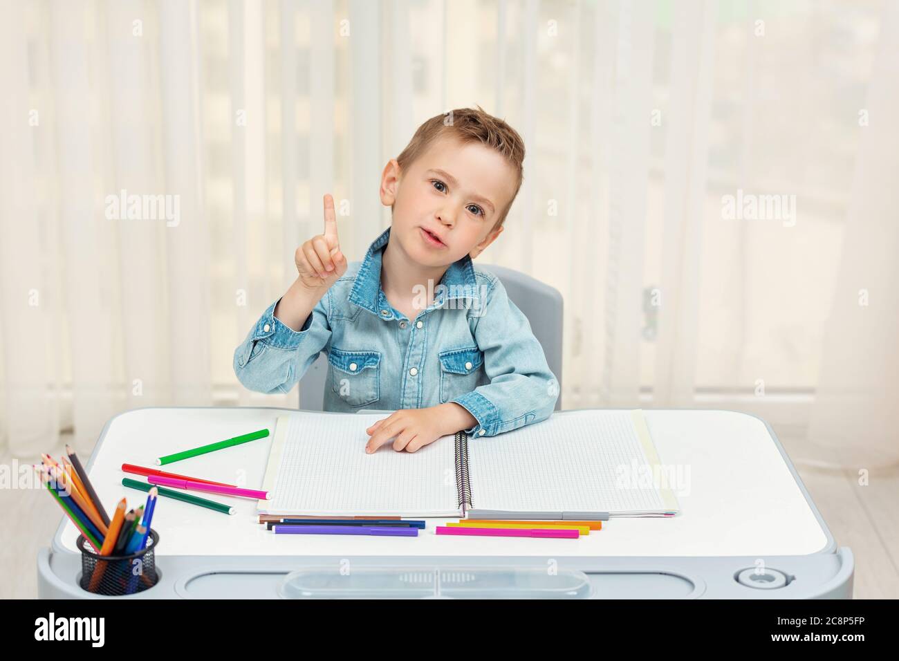Ein Nahaufnahme-Porträt eines Vorschulkindes, das gerade die tolle Idee hatte. Stockfoto