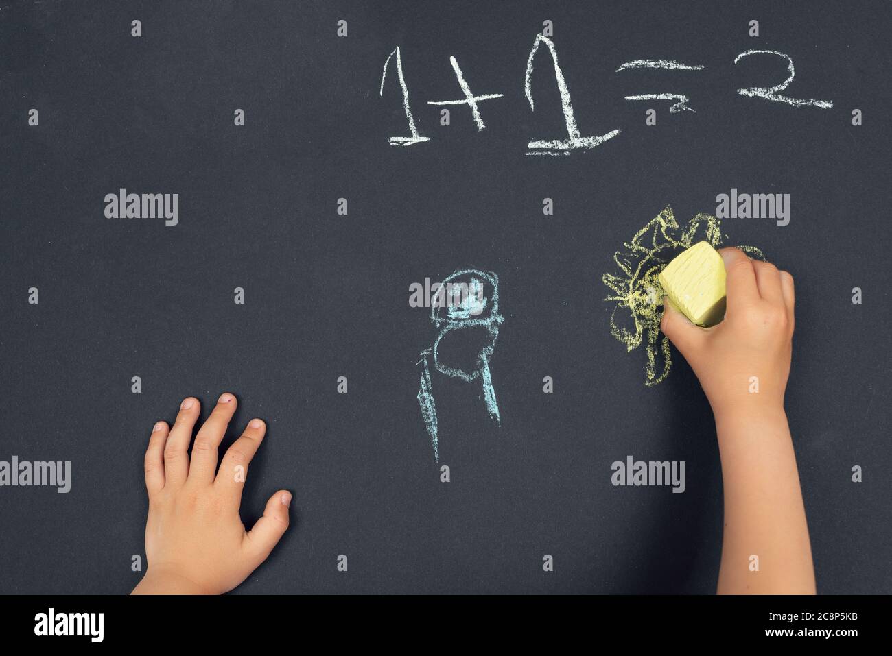 Kind Zeichnung mit Kreide, Nahaufnahme Foto der Hände Stockfoto
