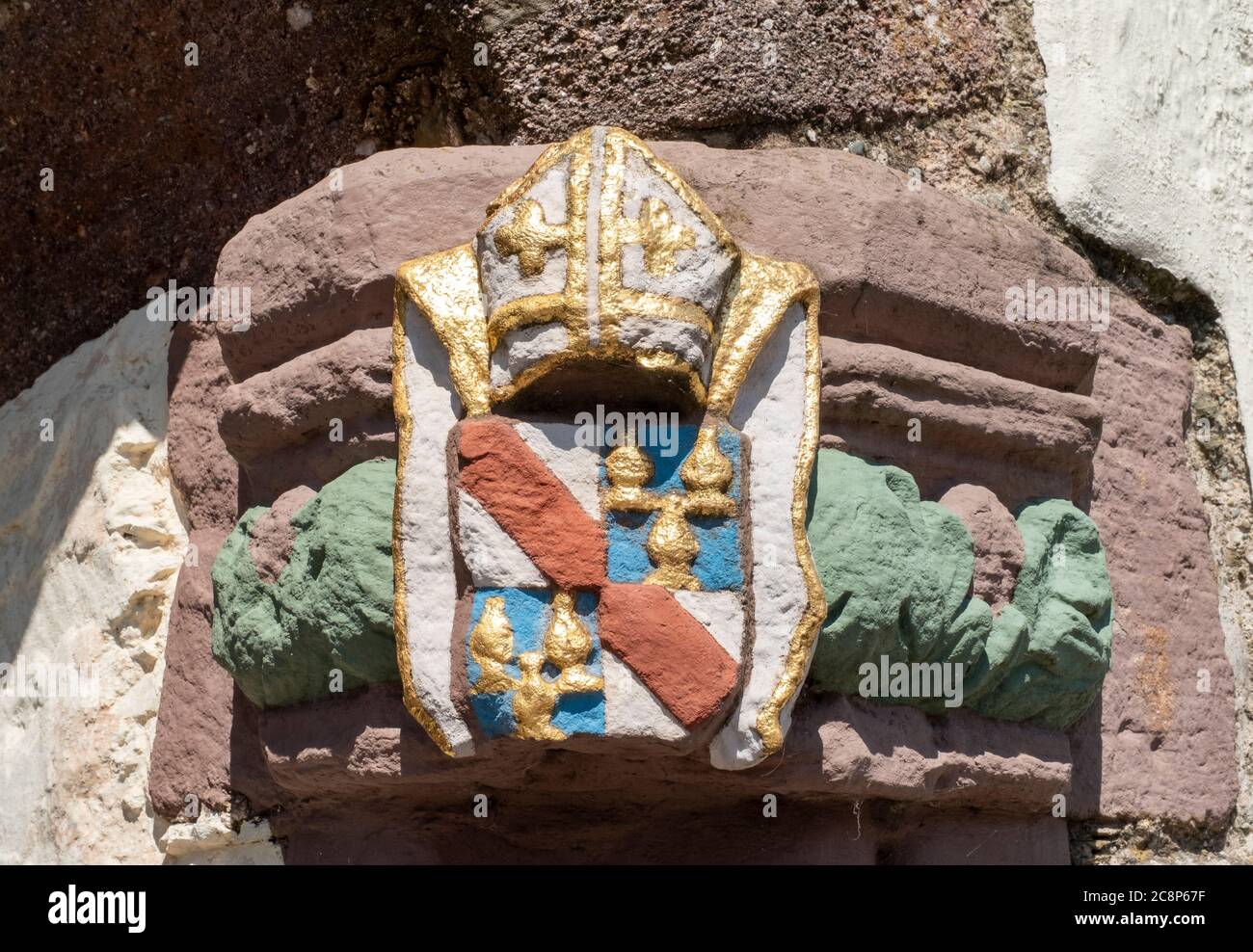 Wappenhaus am Eingang zur Bruce Street, die nach Whithorn Priory, Whithorn, Dumfries & Galloway, Schottland führt. Stockfoto