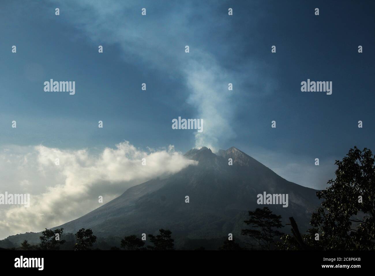 Yogyakarta, Indonesien. Juli 2020. Der Berg Merapi gibt Sulfatara-Rauch aus, der am Sonntag, den 26. Juli 2020 in Cangkringans, Sleman, Yogyakarta Indonesien, zu sehen ist. Der Berg Merapi, der sich in zwei Provinzen befindet, Zentraljava und Yogyakarta, soll eine Schwellung nach Nordwesten erfahren haben. Verformung von 3 cm seit Juni 22-29 oder etwa weniger als 0.5 cm pro Tag. Dies sagte der Leiter des Yogyakarta Geological Disaster Technology (BPPTKG) Forschungs- und Entwicklungszentrums, Agus Budi Santoso. Kredit: ZUMA Press, Inc./Alamy Live Nachrichten Stockfoto