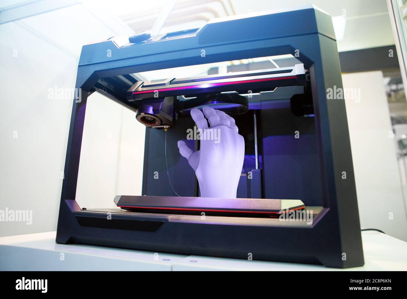 Künstliche Hand in 3D-Drucker Stockfoto