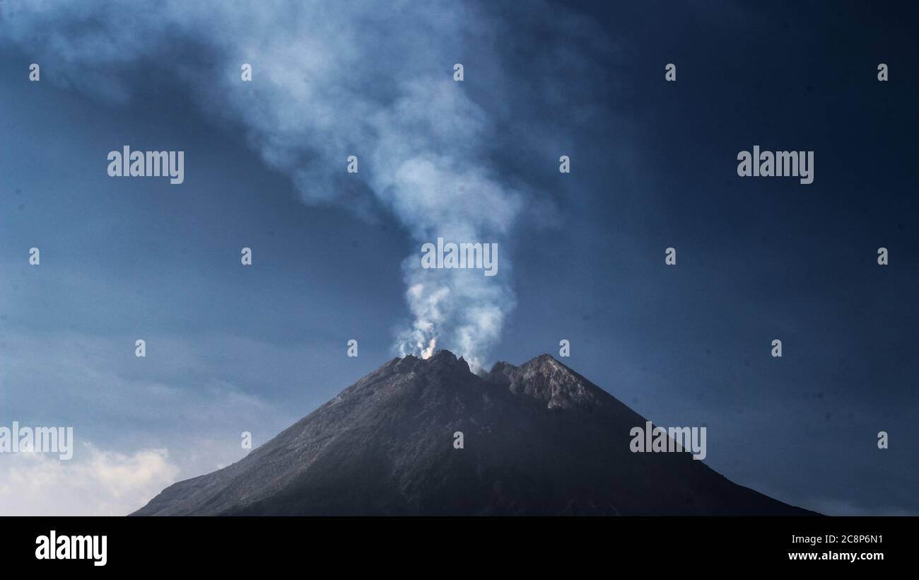 Yogyakarta, Indonesien. Juli 2020. Der Berg Merapi gibt Sulfatara-Rauch aus, der am Sonntag, den 26. Juli 2020 in Cangkringans, Sleman, Yogyakarta Indonesien, zu sehen ist. Der Berg Merapi, der sich in zwei Provinzen befindet, Zentraljava und Yogyakarta, soll eine Schwellung nach Nordwesten erfahren haben. Verformung von 3 cm seit Juni 22-29 oder etwa weniger als 0.5 cm pro Tag. Dies sagte der Leiter des Yogyakarta Geological Disaster Technology (BPPTKG) Forschungs- und Entwicklungszentrums, Agus Budi Santoso. Kredit: ZUMA Press, Inc./Alamy Live Nachrichten Stockfoto