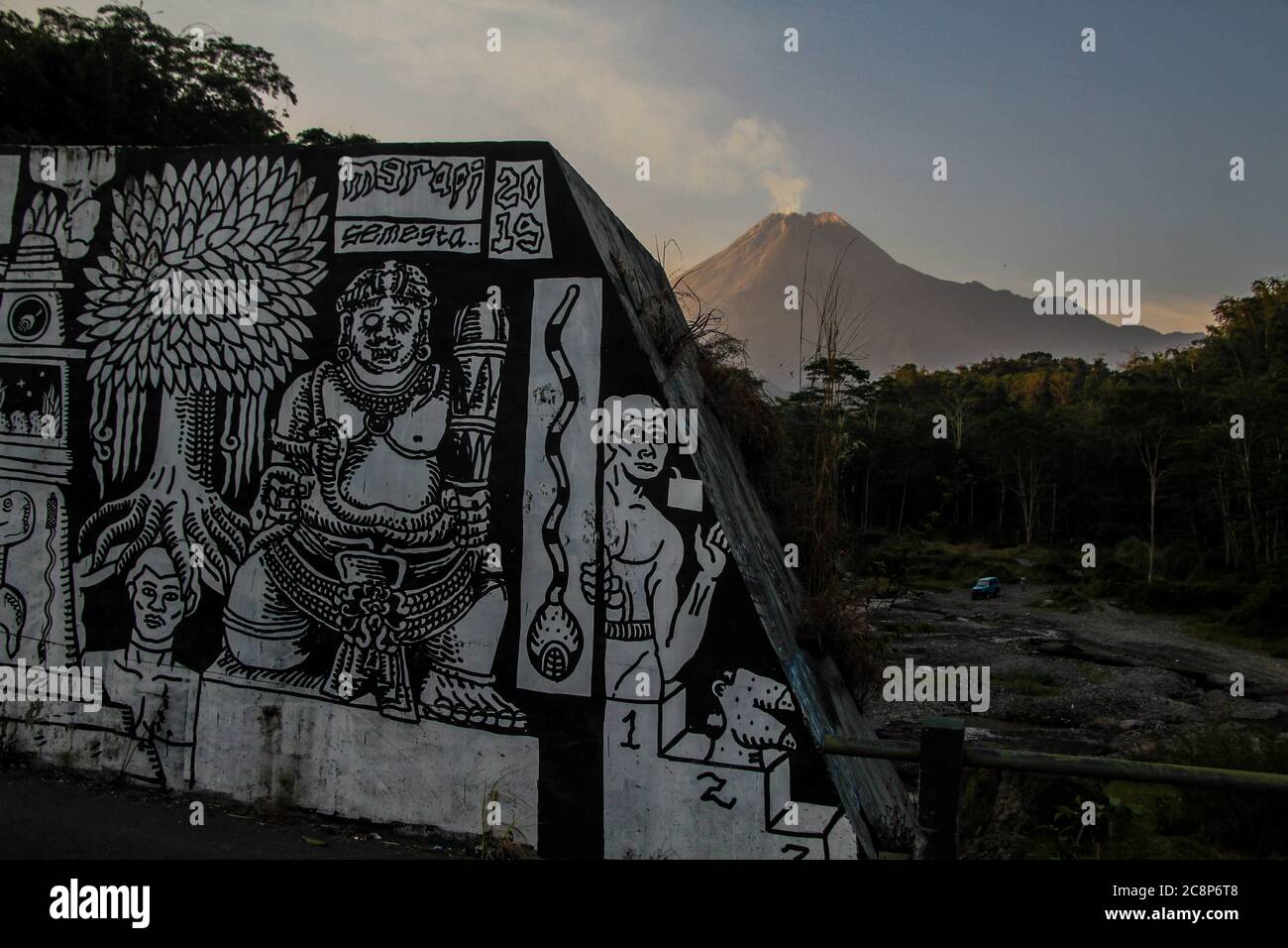 Yogyakarta, Indonesien. Juli 2020. Der Berg Merapi gibt Sulfatara-Rauch aus, der am Sonntag, den 26. Juli 2020 in Cangkringans, Sleman, Yogyakarta Indonesien, zu sehen ist. Der Berg Merapi, der sich in zwei Provinzen befindet, Zentraljava und Yogyakarta, soll eine Schwellung nach Nordwesten erfahren haben. Verformung von 3 cm seit Juni 22-29 oder etwa weniger als 0.5 cm pro Tag. Dies sagte der Leiter des Yogyakarta Geological Disaster Technology (BPPTKG) Forschungs- und Entwicklungszentrums, Agus Budi Santoso. Kredit: ZUMA Press, Inc./Alamy Live Nachrichten Stockfoto