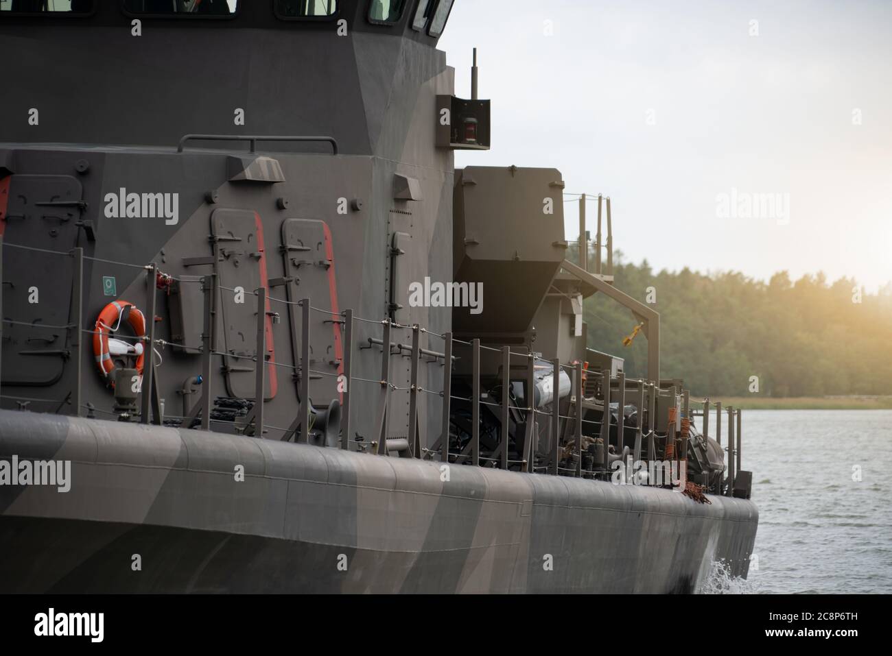 Modernes Militärschiff auf Alarm Stockfoto