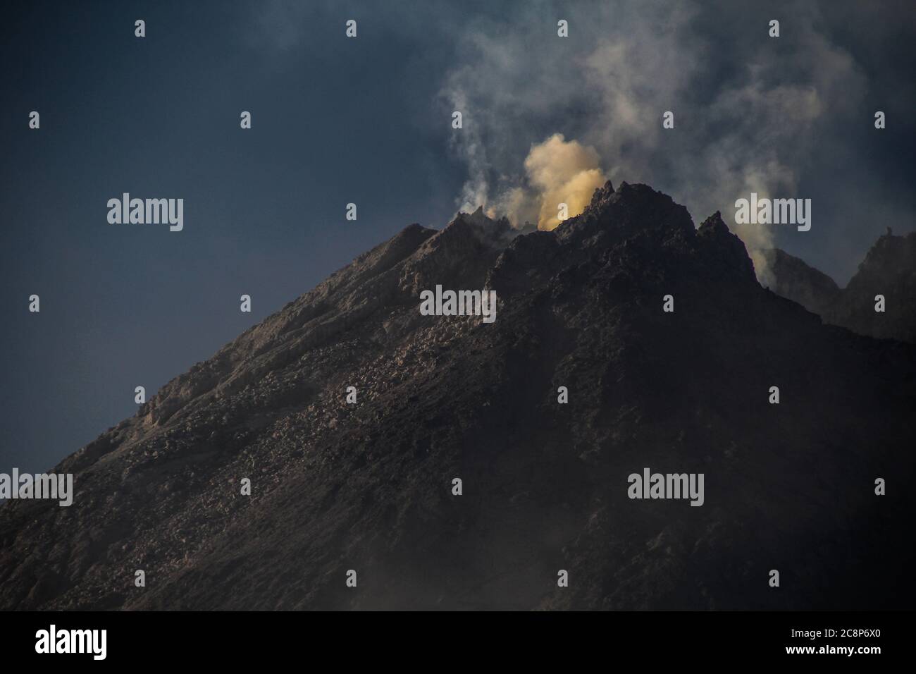 Yogyakarta, Indonesien. Juli 2020. Der Berg Merapi gibt Sulfatara-Rauch aus, der am Sonntag, den 26. Juli 2020 in Cangkringans, Sleman, Yogyakarta Indonesien, zu sehen ist. Der Berg Merapi, der sich in zwei Provinzen befindet, Zentraljava und Yogyakarta, soll eine Schwellung nach Nordwesten erfahren haben. Verformung von 3 cm seit Juni 22-29 oder etwa weniger als 0.5 cm pro Tag. Dies sagte der Leiter des Yogyakarta Geological Disaster Technology (BPPTKG) Forschungs- und Entwicklungszentrums, Agus Budi Santoso. Kredit: ZUMA Press, Inc./Alamy Live Nachrichten Stockfoto