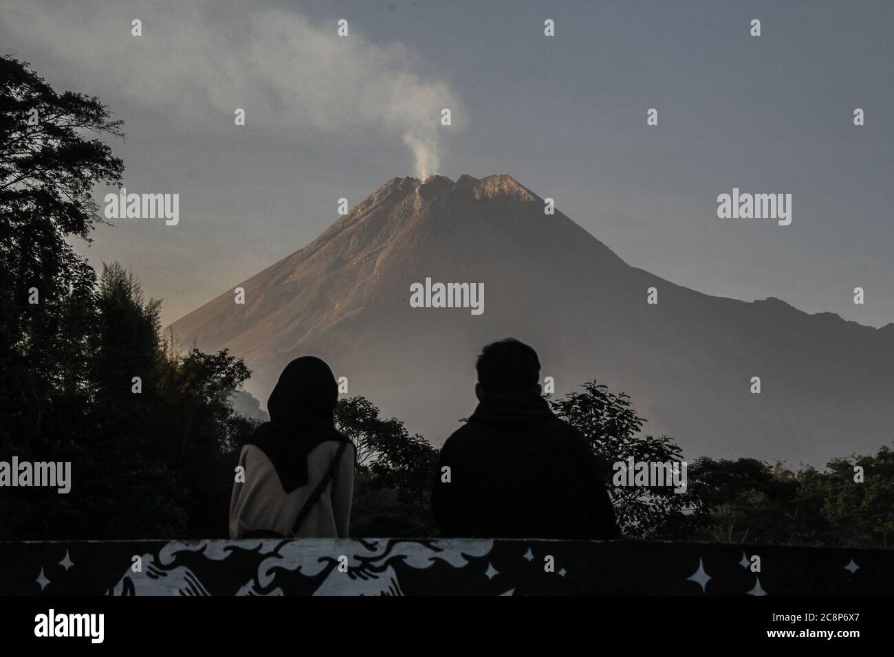 Yogyakarta, Indonesien. Juli 2020. Der Berg Merapi gibt Sulfatara-Rauch aus, der am Sonntag, den 26. Juli 2020 in Cangkringans, Sleman, Yogyakarta Indonesien, zu sehen ist. Der Berg Merapi, der sich in zwei Provinzen befindet, Zentraljava und Yogyakarta, soll eine Schwellung nach Nordwesten erfahren haben. Verformung von 3 cm seit Juni 22-29 oder etwa weniger als 0.5 cm pro Tag. Dies sagte der Leiter des Yogyakarta Geological Disaster Technology (BPPTKG) Forschungs- und Entwicklungszentrums, Agus Budi Santoso. Kredit: ZUMA Press, Inc./Alamy Live Nachrichten Stockfoto
