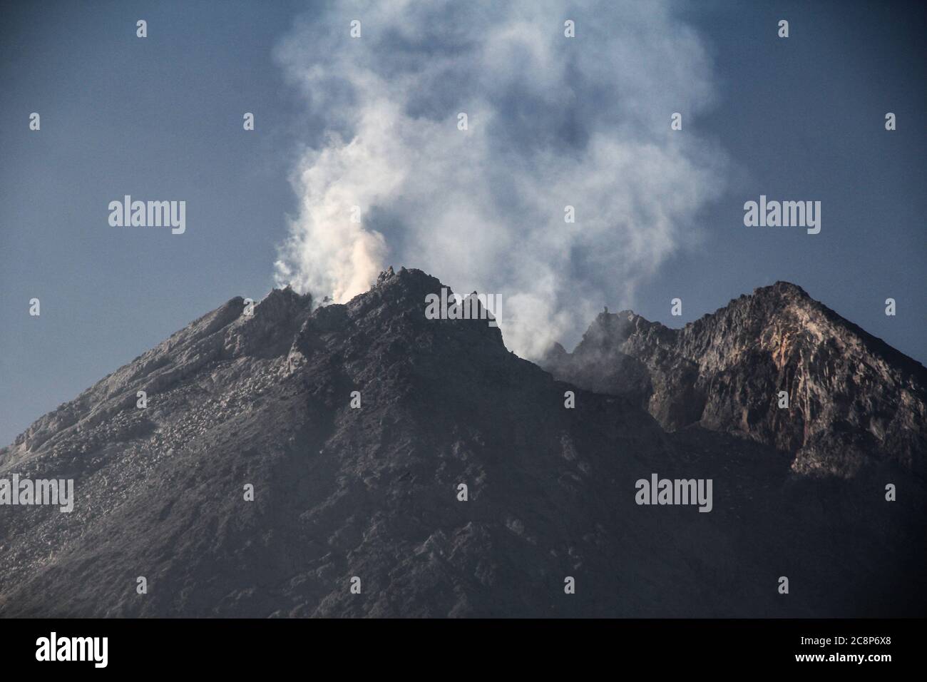 Yogyakarta, Indonesien. Juli 2020. Der Berg Merapi gibt Sulfatara-Rauch aus, der am Sonntag, den 26. Juli 2020 in Cangkringans, Sleman, Yogyakarta Indonesien, zu sehen ist. Der Berg Merapi, der sich in zwei Provinzen befindet, Zentraljava und Yogyakarta, soll eine Schwellung nach Nordwesten erfahren haben. Verformung von 3 cm seit Juni 22-29 oder etwa weniger als 0.5 cm pro Tag. Dies sagte der Leiter des Yogyakarta Geological Disaster Technology (BPPTKG) Forschungs- und Entwicklungszentrums, Agus Budi Santoso. Kredit: ZUMA Press, Inc./Alamy Live Nachrichten Stockfoto