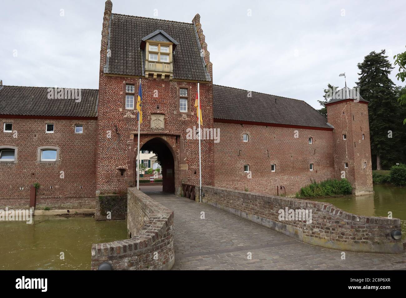 Heimerzheim, Nordrhein-Westfalen/ Deutschland - Juni 13 2020: Schloss Heimerzheim - Wasserschloss in Nordrhein-Westfalen, Deutschland Stockfoto