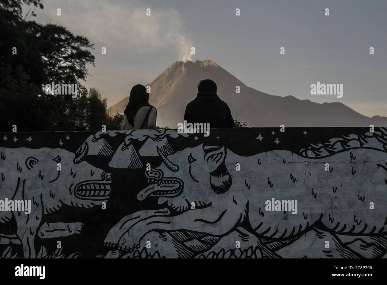 Yogyakarta, Indonesien. Juli 2020. Der Berg Merapi gibt Sulfatara-Rauch aus, der am Sonntag, den 26. Juli 2020 in Cangkringans, Sleman, Yogyakarta Indonesien, zu sehen ist. Der Berg Merapi, der sich in zwei Provinzen befindet, Zentraljava und Yogyakarta, soll eine Schwellung nach Nordwesten erfahren haben. Verformung von 3 cm seit Juni 22-29 oder etwa weniger als 0.5 cm pro Tag. Dies sagte der Leiter des Yogyakarta Geological Disaster Technology (BPPTKG) Forschungs- und Entwicklungszentrums, Agus Budi Santoso. Kredit: ZUMA Press, Inc./Alamy Live Nachrichten Stockfoto