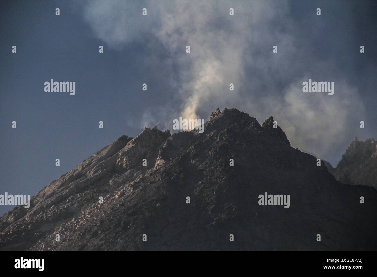 Yogyakarta, Indonesien. Juli 2020. Der Berg Merapi gibt Sulfatara-Rauch aus, der am Sonntag, den 26. Juli 2020 in Cangkringans, Sleman, Yogyakarta Indonesien, zu sehen ist. Der Berg Merapi, der sich in zwei Provinzen befindet, Zentraljava und Yogyakarta, soll eine Schwellung nach Nordwesten erfahren haben. Verformung von 3 cm seit Juni 22-29 oder etwa weniger als 0.5 cm pro Tag. Dies sagte der Leiter des Yogyakarta Geological Disaster Technology (BPPTKG) Forschungs- und Entwicklungszentrums, Agus Budi Santoso. Kredit: ZUMA Press, Inc./Alamy Live Nachrichten Stockfoto