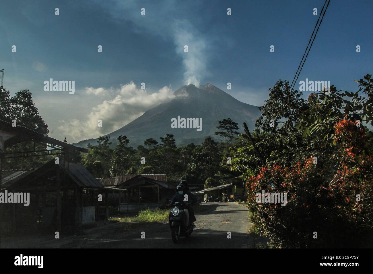 Yogyakarta, Indonesien. Juli 2020. Der Berg Merapi gibt Sulfatara-Rauch aus, der am Sonntag, den 26. Juli 2020 in Cangkringans, Sleman, Yogyakarta Indonesien, zu sehen ist. Der Berg Merapi, der sich in zwei Provinzen befindet, Zentraljava und Yogyakarta, soll eine Schwellung nach Nordwesten erfahren haben. Verformung von 3 cm seit Juni 22-29 oder etwa weniger als 0.5 cm pro Tag. Dies sagte der Leiter des Yogyakarta Geological Disaster Technology (BPPTKG) Forschungs- und Entwicklungszentrums, Agus Budi Santoso. Kredit: ZUMA Press, Inc./Alamy Live Nachrichten Stockfoto