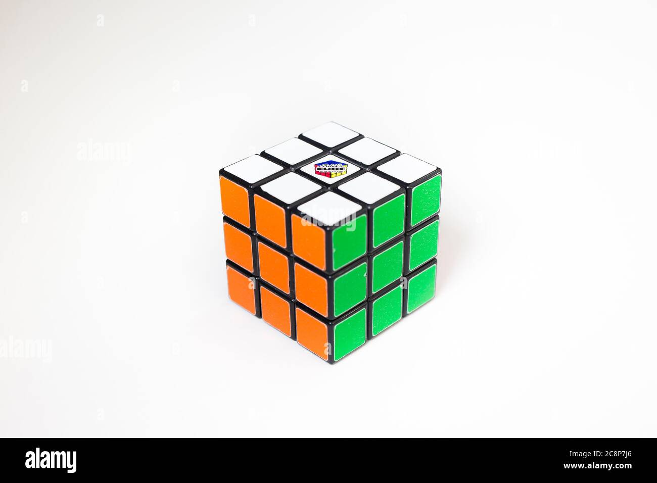 Nahaufnahme eines Rubik's Cube, dem berühmten Brainteasing 3D Kombinations-Puzzle, isoliert auf weißem Hintergrund. Brainteaser Spiel, Spielzeug. Herausforderung Konzept. Stockfoto
