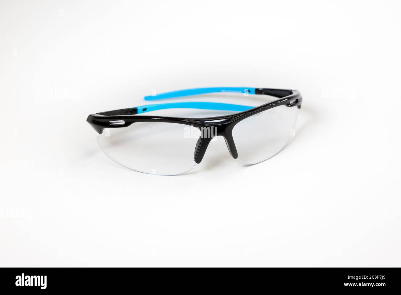 Professionelle Schutzbrille mit Rundenkundschutz auf weißem Hintergrund isoliert. Gesundheit und Sicherheit am Arbeitsplatz. Sicherheit am Arbeitsplatz. Sicherheitsausrüstung. Stockfoto