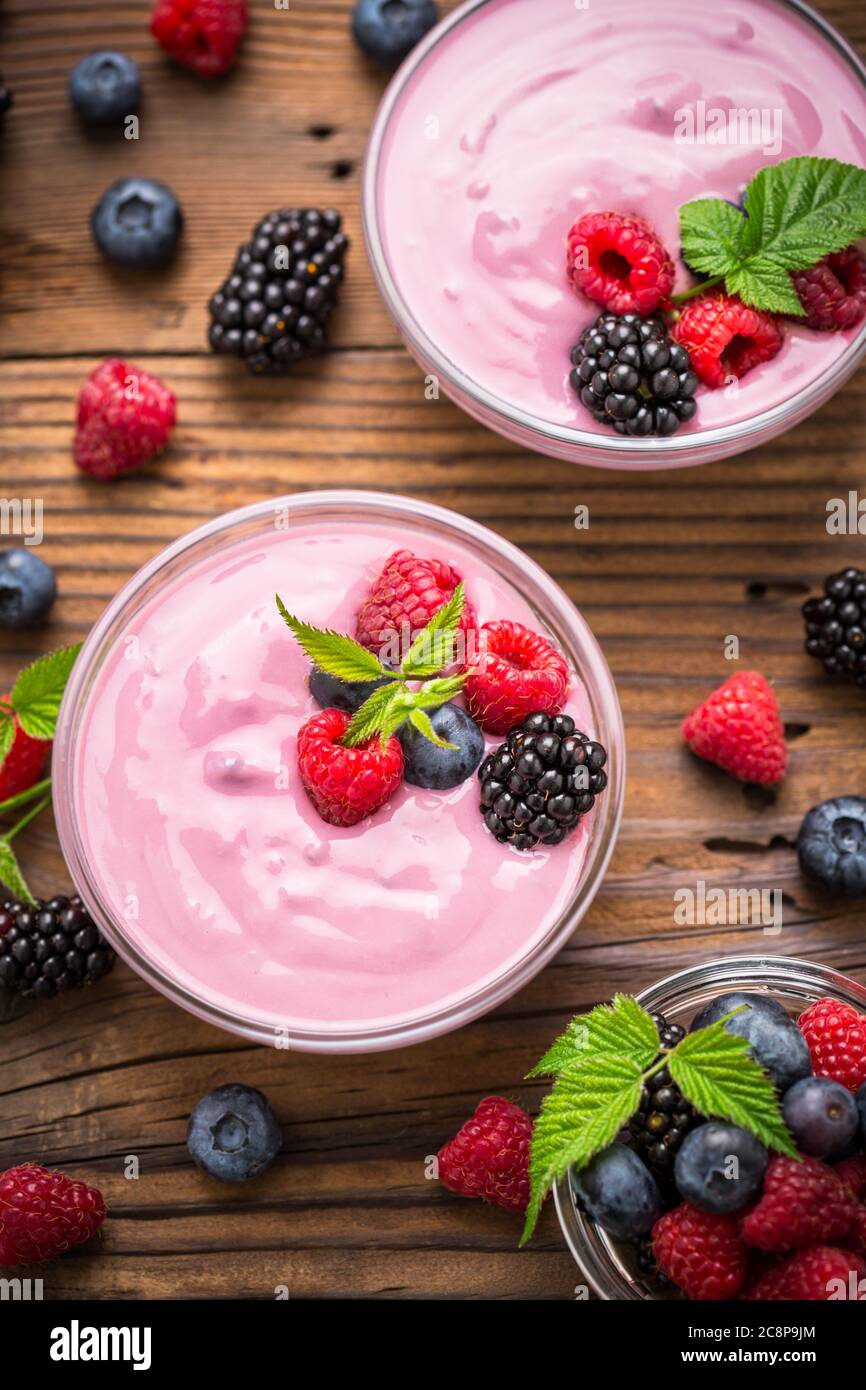 Frischer Beerenobst Joghurt mit Waldfrüchten und Minze Stockfotografie ...