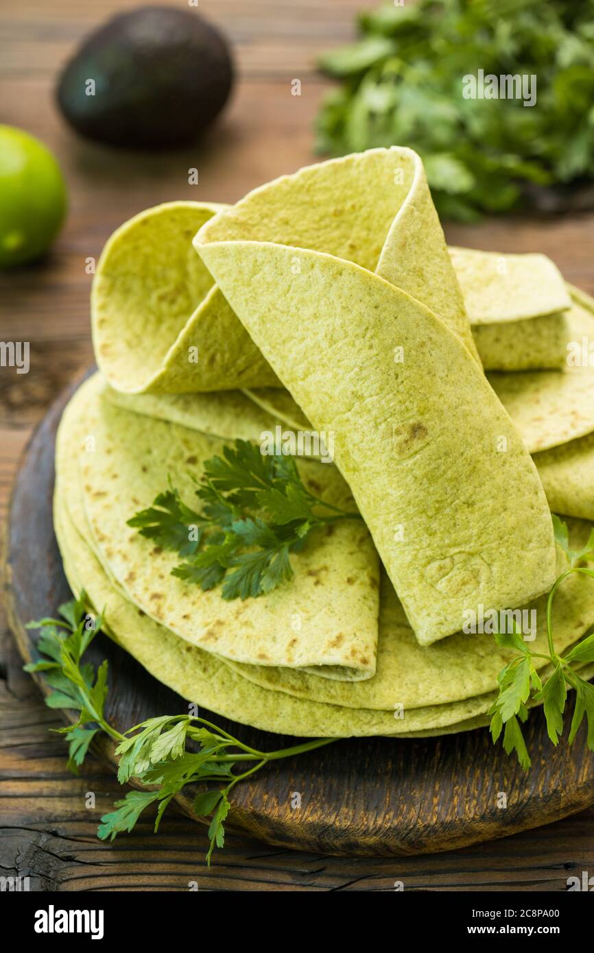 Grüne Spinattortilla auf dem Holztisch Stockfoto