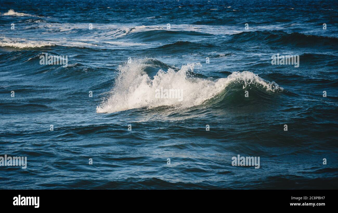 Nahaufnahme einer schönen Welle. Wave Splash Details abstrakter Hintergrund Stockfoto