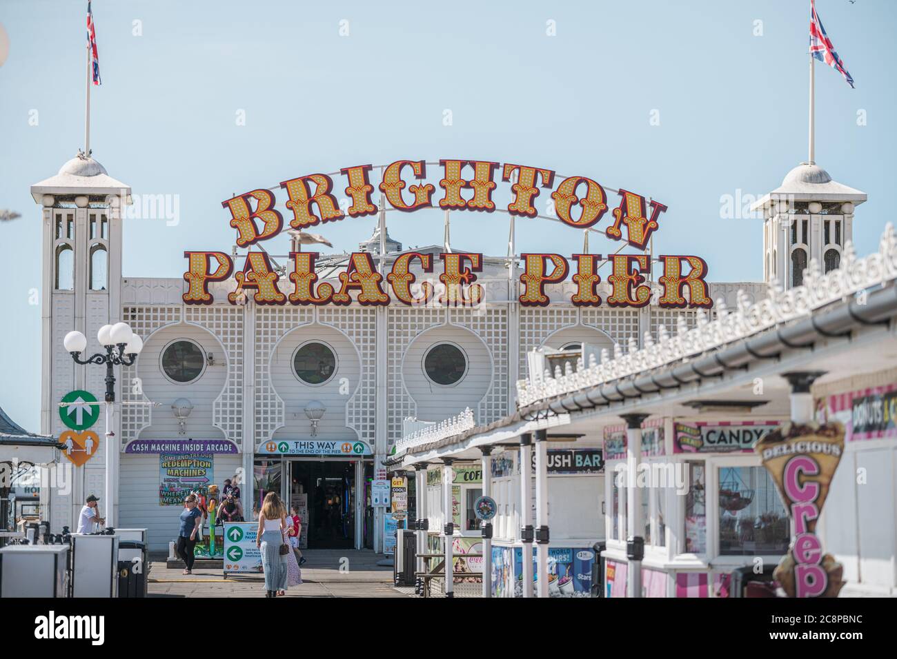 Brighton, Großbritannien - 22. Juli 2020: Brighton Pier wird während der Corona Pandemie wieder für die Öffentlichkeit geöffnet, aufgenommen auf dem Pier mit dem Logo im Hintergrund Stockfoto