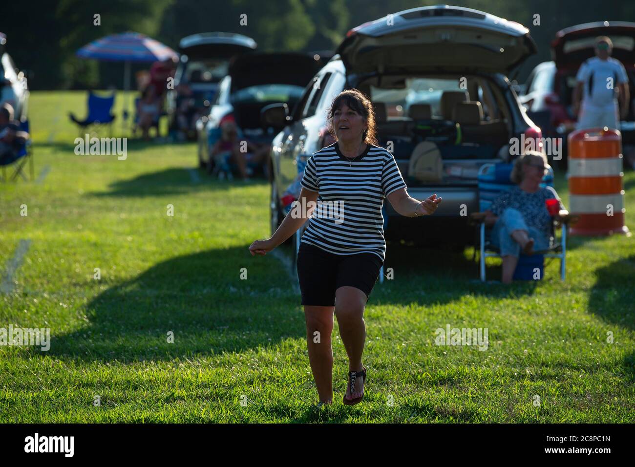 Oakhurst, New Jersey, USA. Juli 2020. Fans tanzen in sozial distanzierten Räumen, während die marokkanischen Hüpfhirten ein Drive-in-Konzert spielen, um die lokale Musikszene zu stärken, da die Beschränkungen für Indoor-Aktivitäten aufgrund des Romans Covid-19 Pandemie im Joe Palaia Park in Oakhurst, New Jersey, andauern. Obligatorische Gutschrift: Kostas Lymperopoulos/CSM/Alamy Live News Stockfoto