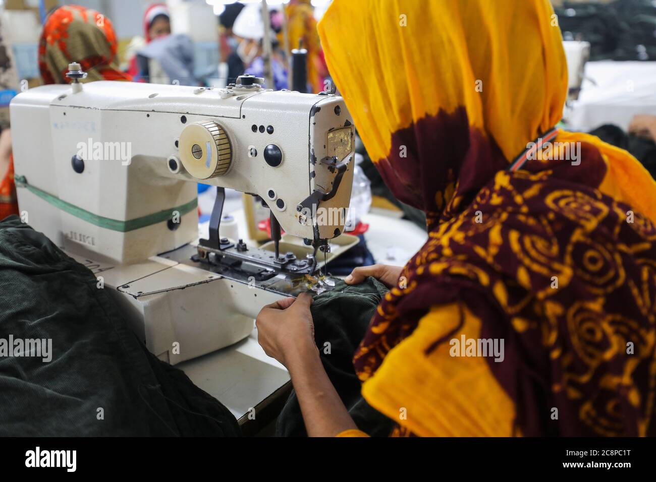 Dhaka, Bangladesch. Juli 2020. Arbeiter in der Bekleidungsfabrik in Dhaka, Bangladesch, arbeiten am 25. Juli 2020. (Foto: Salahuddin Ahmed/Sipa USA) Quelle: SIPA USA/Alamy Live News Stockfoto