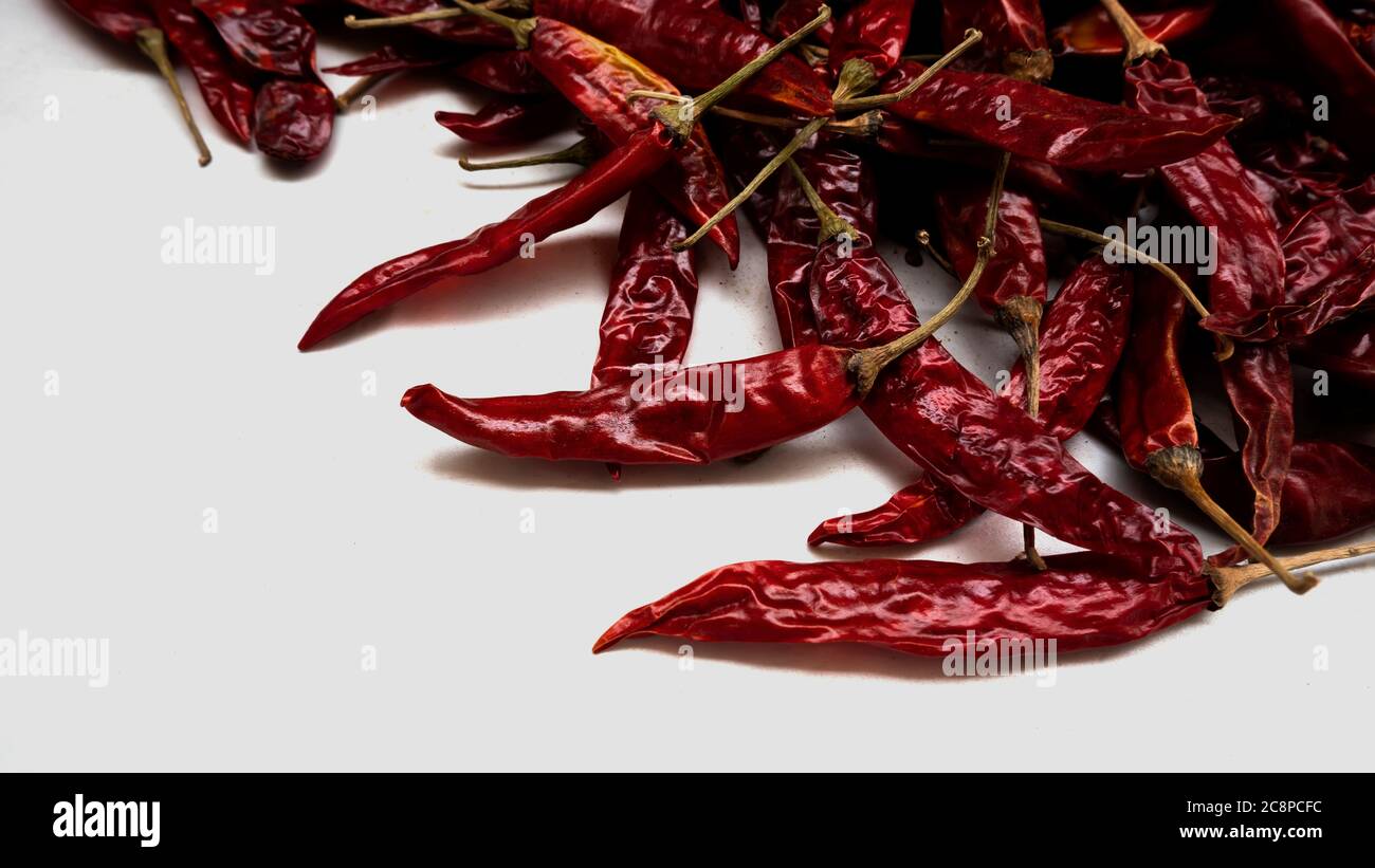 Blick von oben auf heiße rote Chilischoten, die beim Kochen verwendet werden Stockfoto