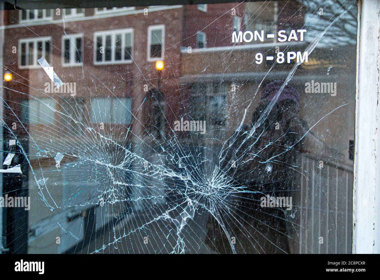 Ein kaputtes Fenster an einer Ladenfront in der Innenstadt von Gardner, Massachusetts Stockfoto