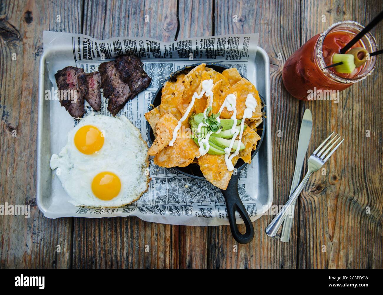Huevos Rancheros mit Steak, Tortilla Chips und Eiern Stockfoto