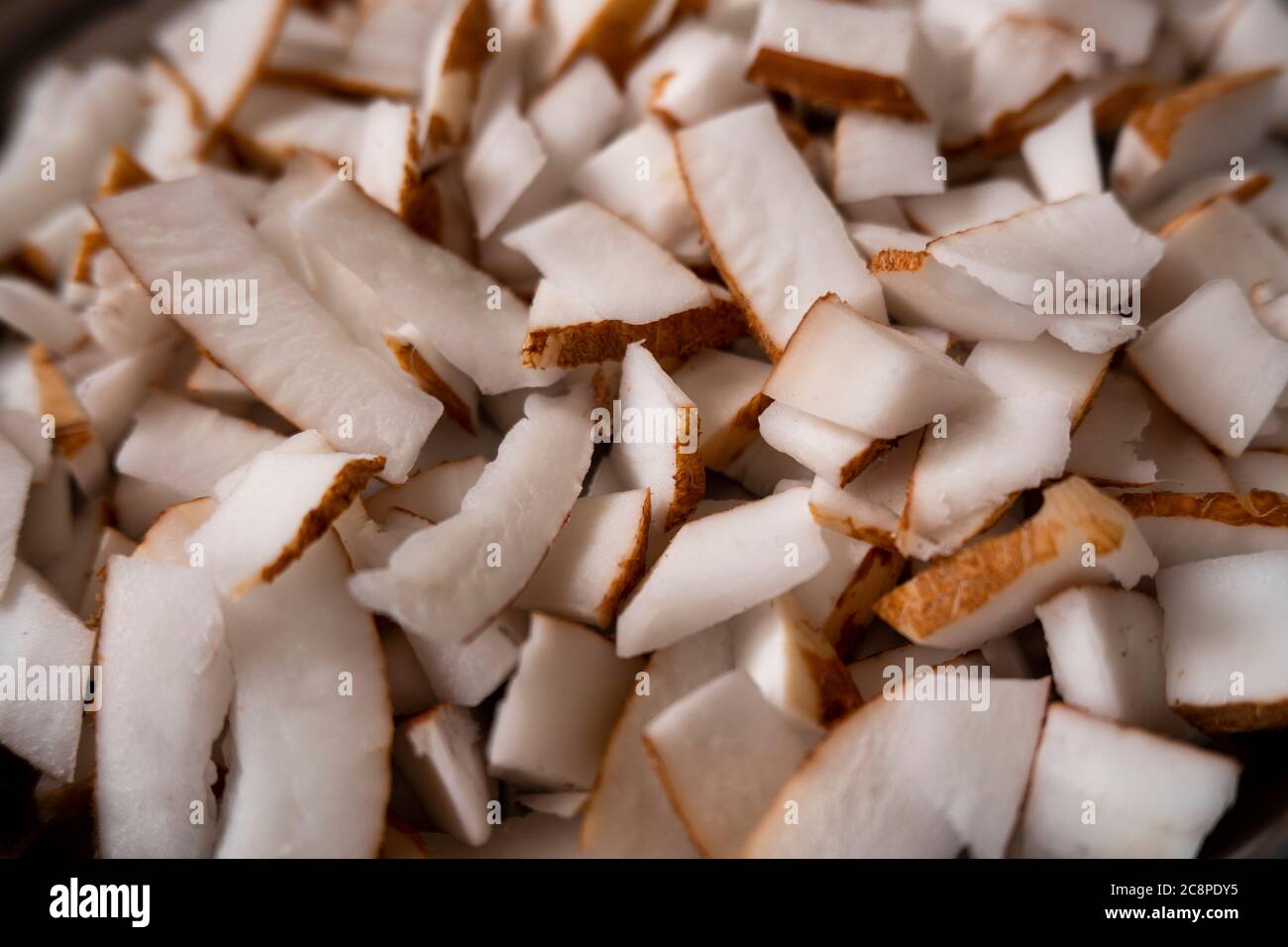 Ein Blick von oben auf frische Kokosfasern Fleisch Scheiben Gruppe Stockfoto
