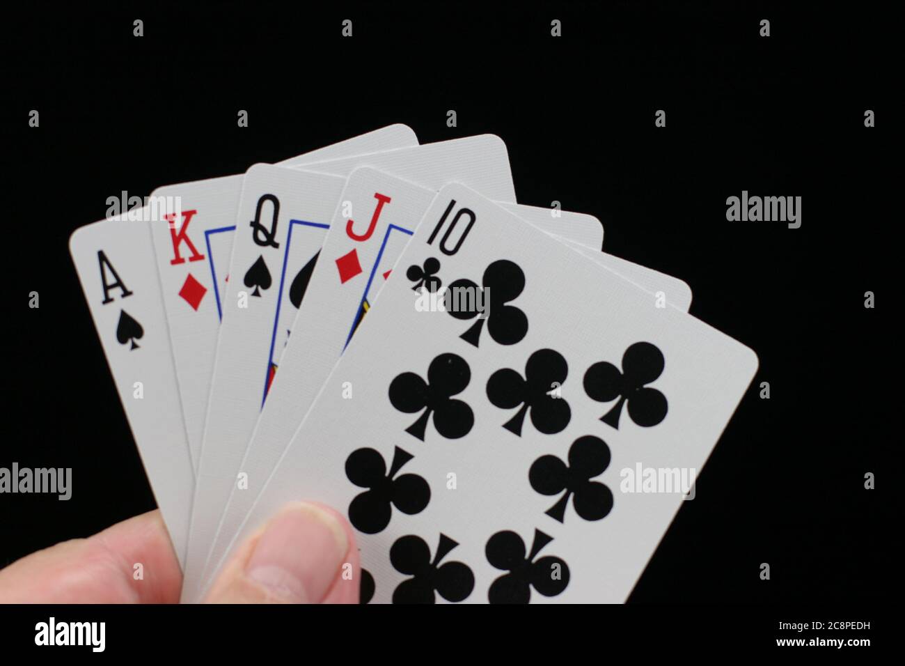 Hand hält Poker Spielkarten auf schwarzem Hintergrund mit ass hoch gerade. Stockfoto