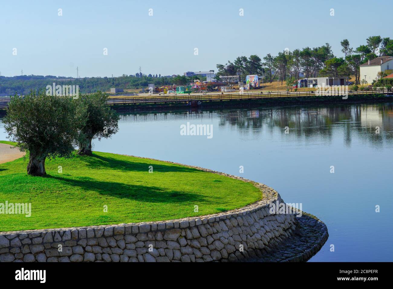 NIN, KROATIEN -JULI.23.2020-schöne Aussicht vom Park auf das Meer. Stockfoto