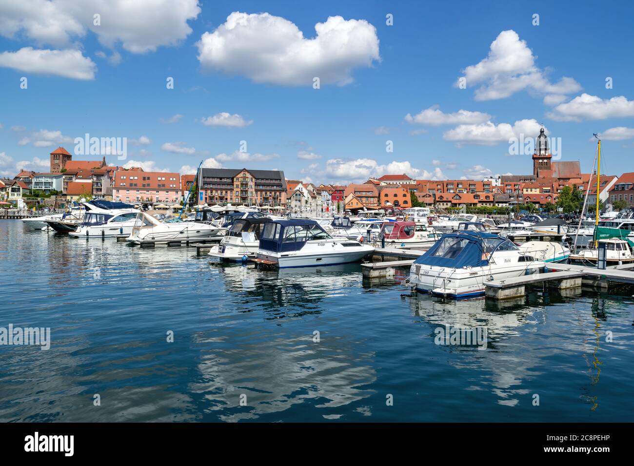 Seeblick auf Waren (Müritz), eine Stadt und Luftkurort im Bundesland Mecklenburg-Vorpommern Stockfoto