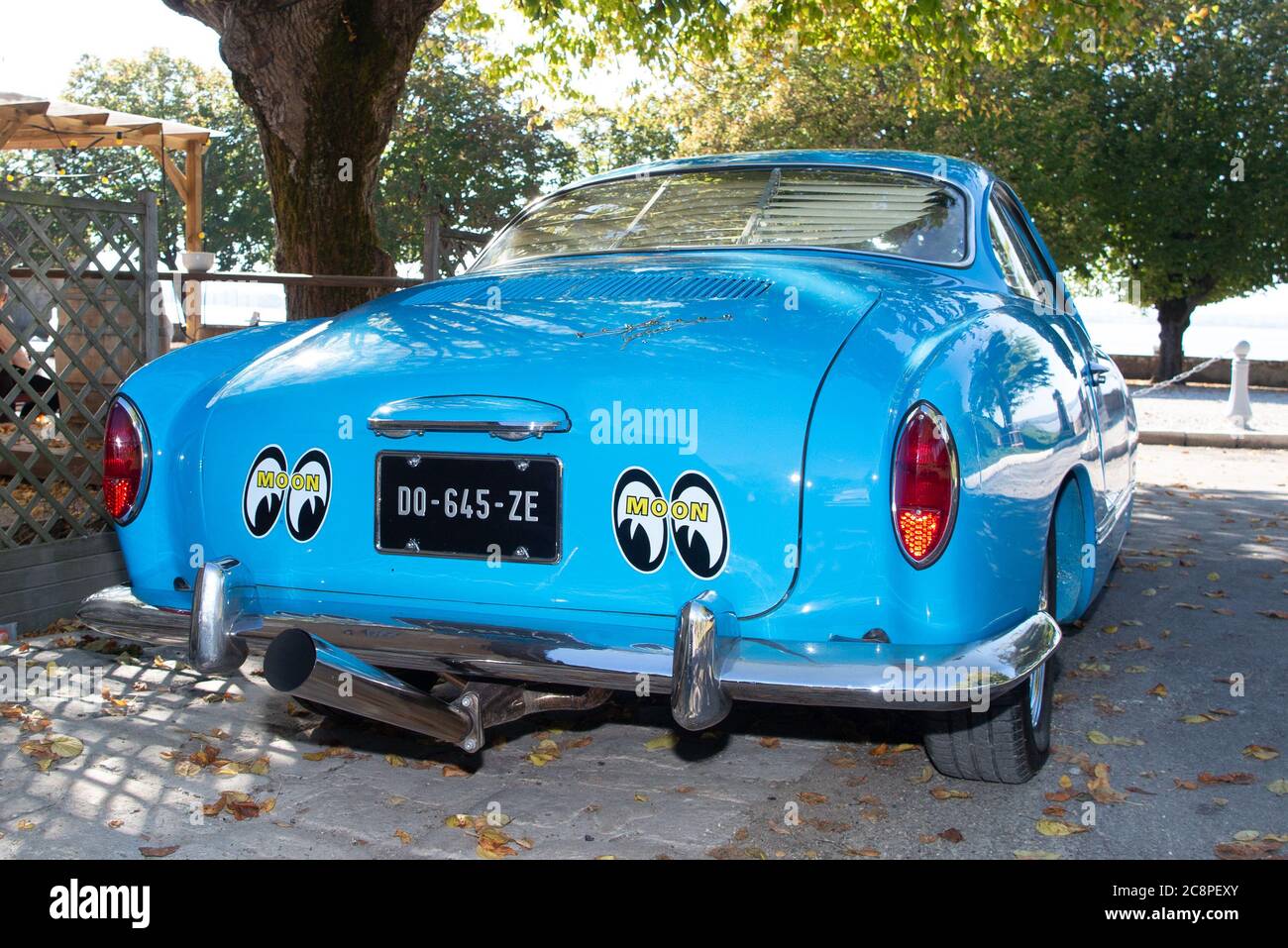 Bordeaux , Aquitaine / Frankreich - 06 14 2020 : vw Typ 14 Karmann Ghia Rückansicht von blauem Oldtimer volkswagen Oldtimer mit Mond-Logo Aufklebern Stockfoto