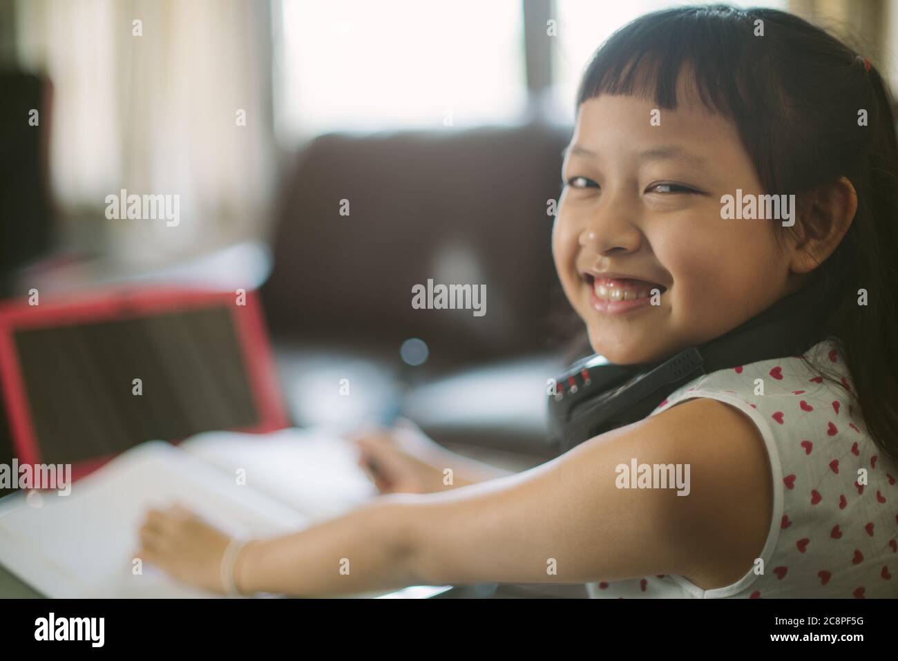 Kleines Kind Mädchen lernen auf Laptop zu Hause, soziale Distanz während der Quarantäne, Online-Bildung Konzept Stockfoto
