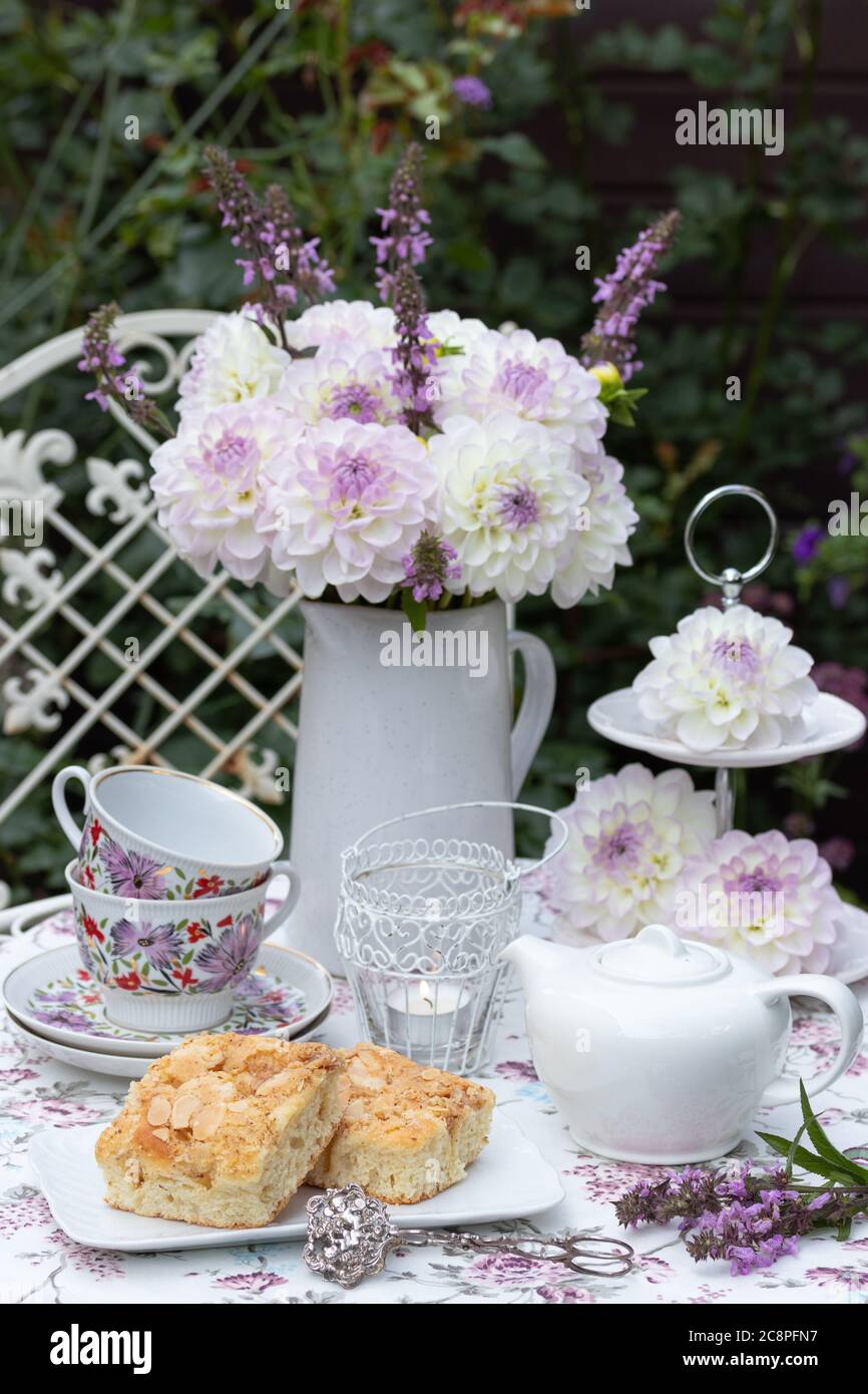 Tischdekoration mit Butterkuchen und Bukett aus weißer Dahlia Blumen Stockfoto