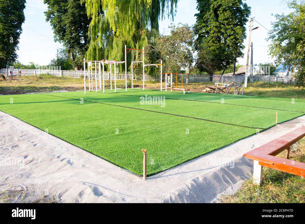 Kunstrasen auf dem Spielplatz. Kunststoff-Rasen. Stockfoto