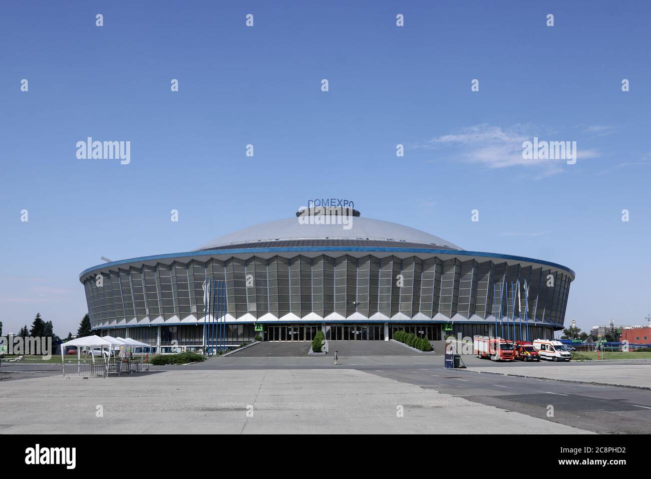 Bukarest / Rumänien - 26. Juli 2020: Das Romexpo-Gebäude in Bukarest, Rumänien, an einem sonnigen Sommertag. Stockfoto