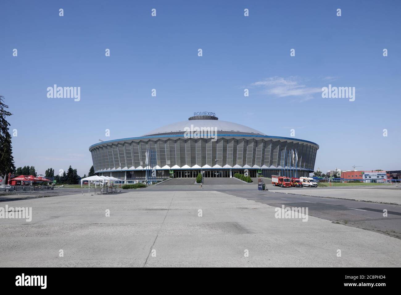 Bukarest / Rumänien - 26. Juli 2020: Das Romexpo-Gebäude in Bukarest, Rumänien, an einem sonnigen Sommertag. Stockfoto