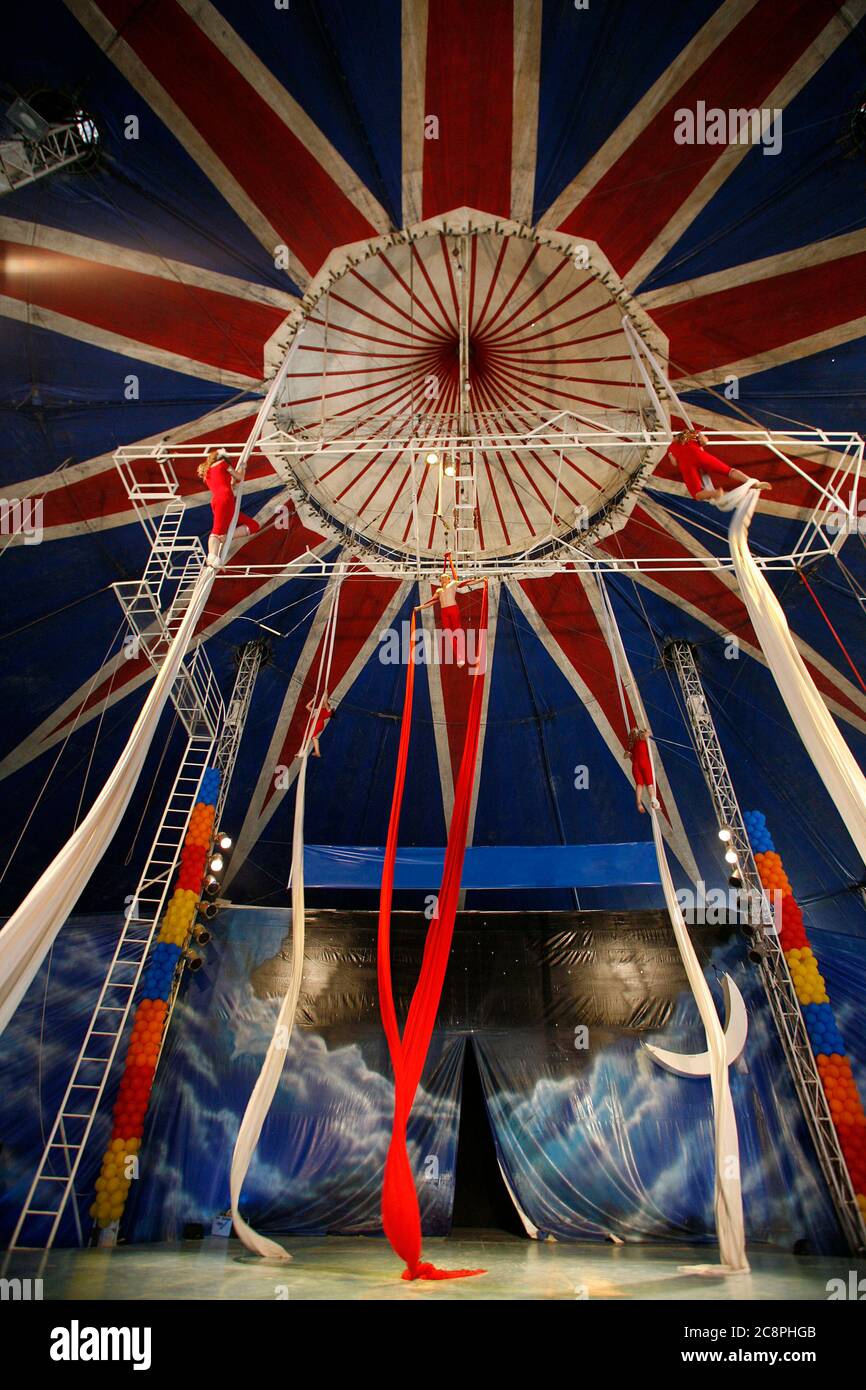Sao Paulo, SP, Brasilien - 24. oktober 2009 - Akrobatische Trapezshow im Zirkus auf dem Land von Brasilien Stockfoto
