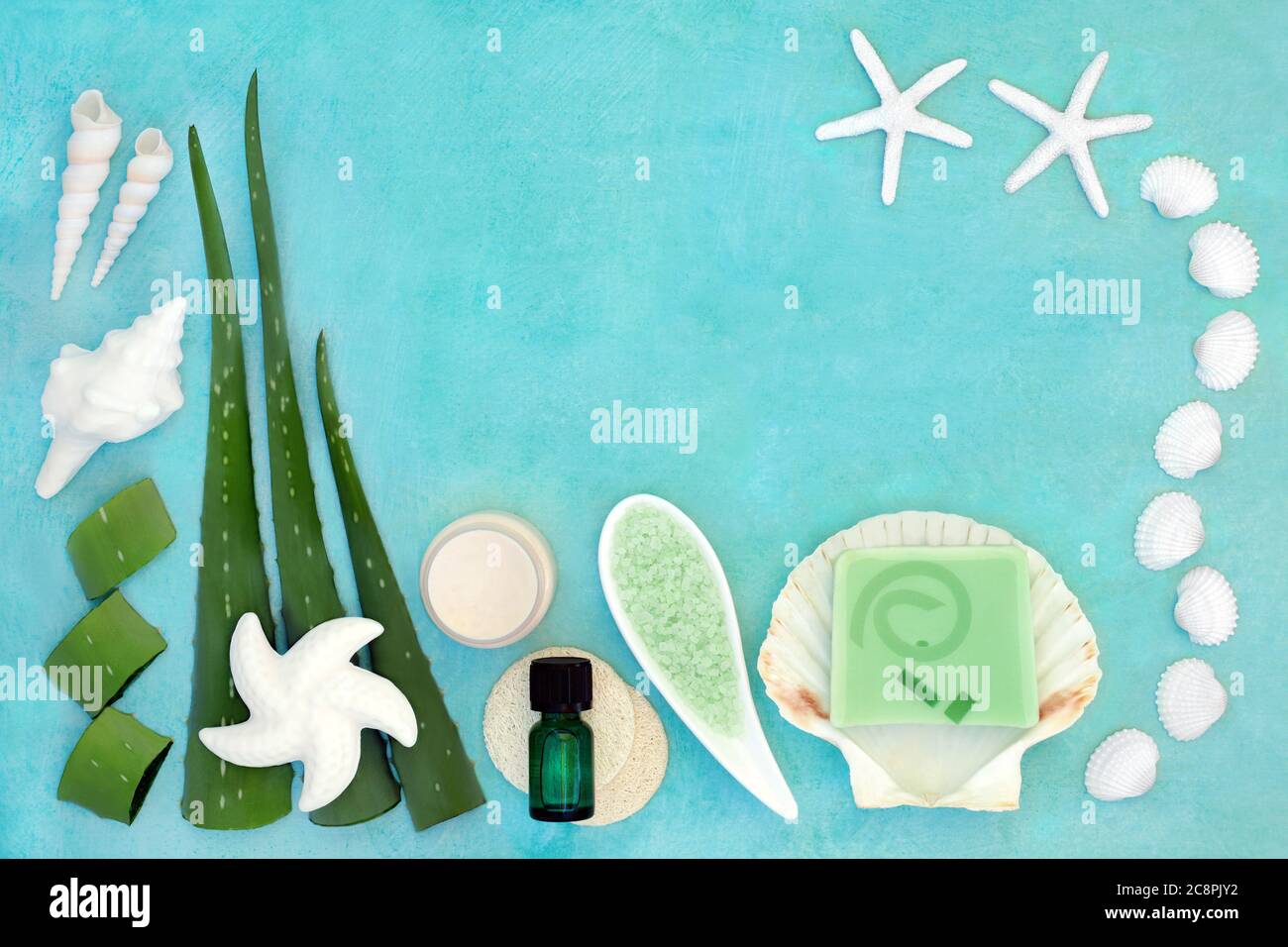 Aloe Vera Anti Aging Hautpflege Beauty-Behandlung mit kosmetischen Produkten auf türkis. Stockfoto