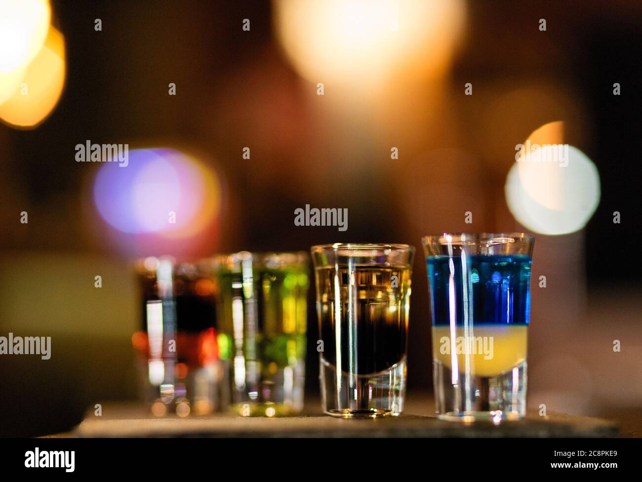 Bunte Alkohol Wodka Cocktails auf einem Bokeh Hintergrund Stockfoto